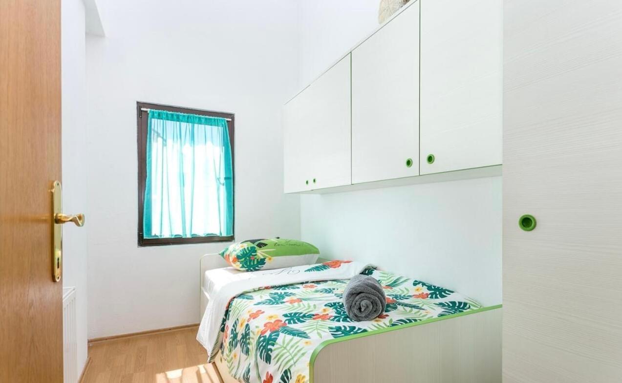 Apartman Bella โตรกีร์ ภายนอก รูปภาพ