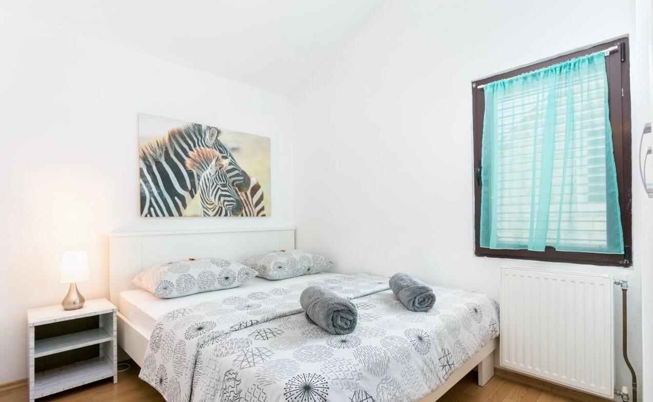 Apartman Bella โตรกีร์ ภายนอก รูปภาพ