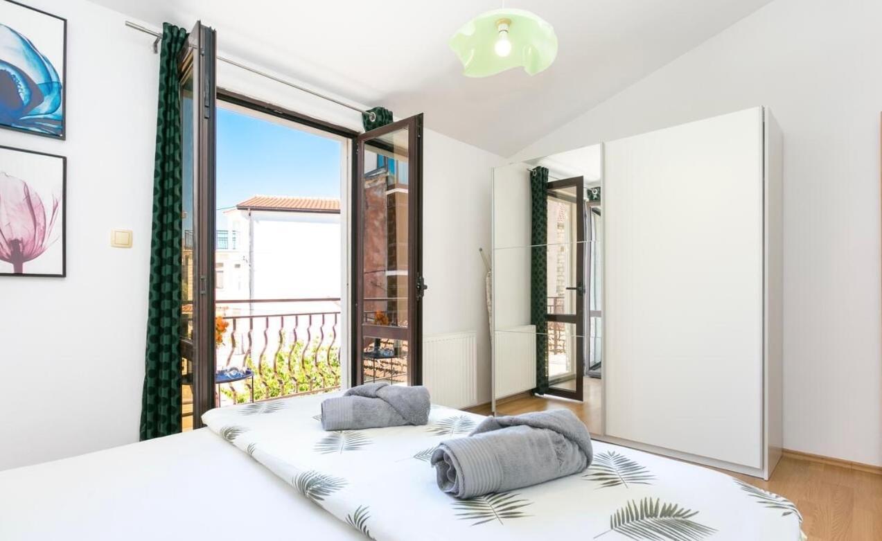 Apartman Bella โตรกีร์ ภายนอก รูปภาพ