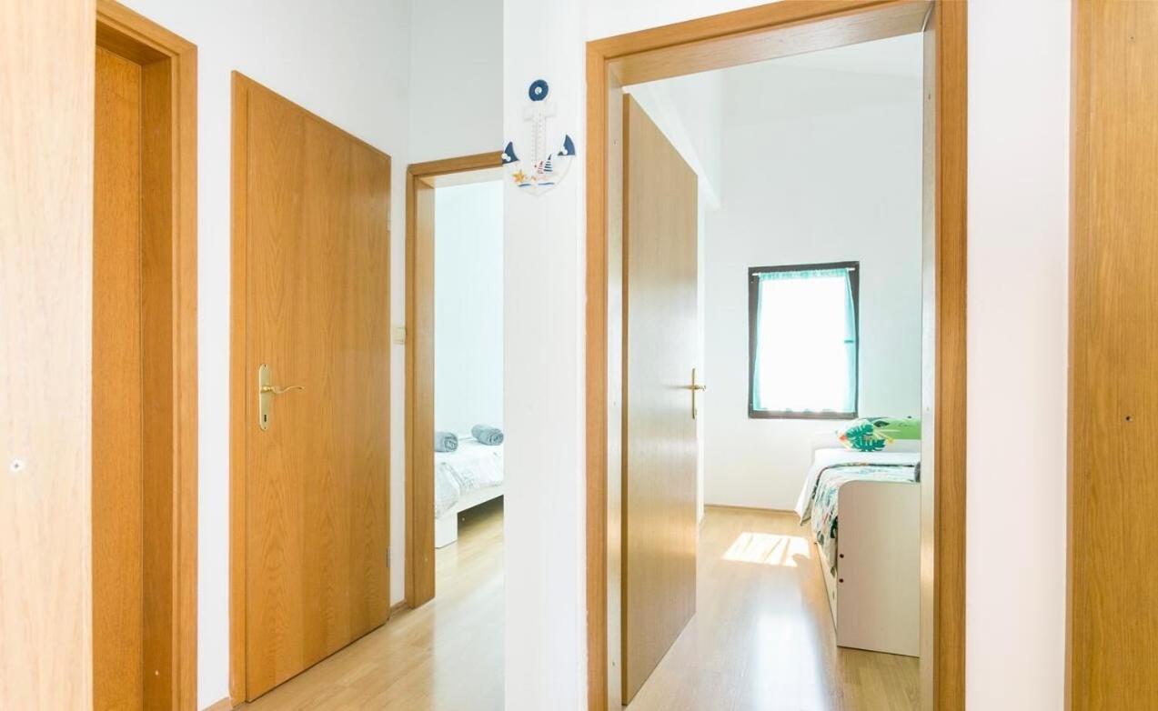 Apartman Bella โตรกีร์ ภายนอก รูปภาพ