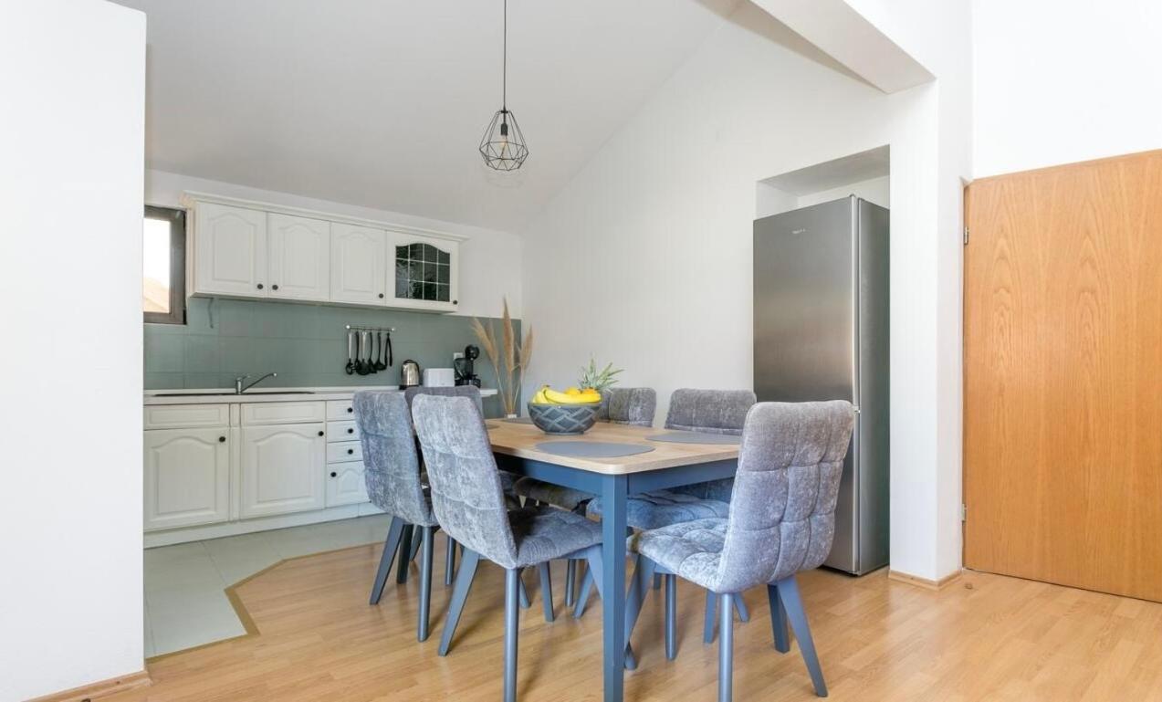 Apartman Bella โตรกีร์ ภายนอก รูปภาพ