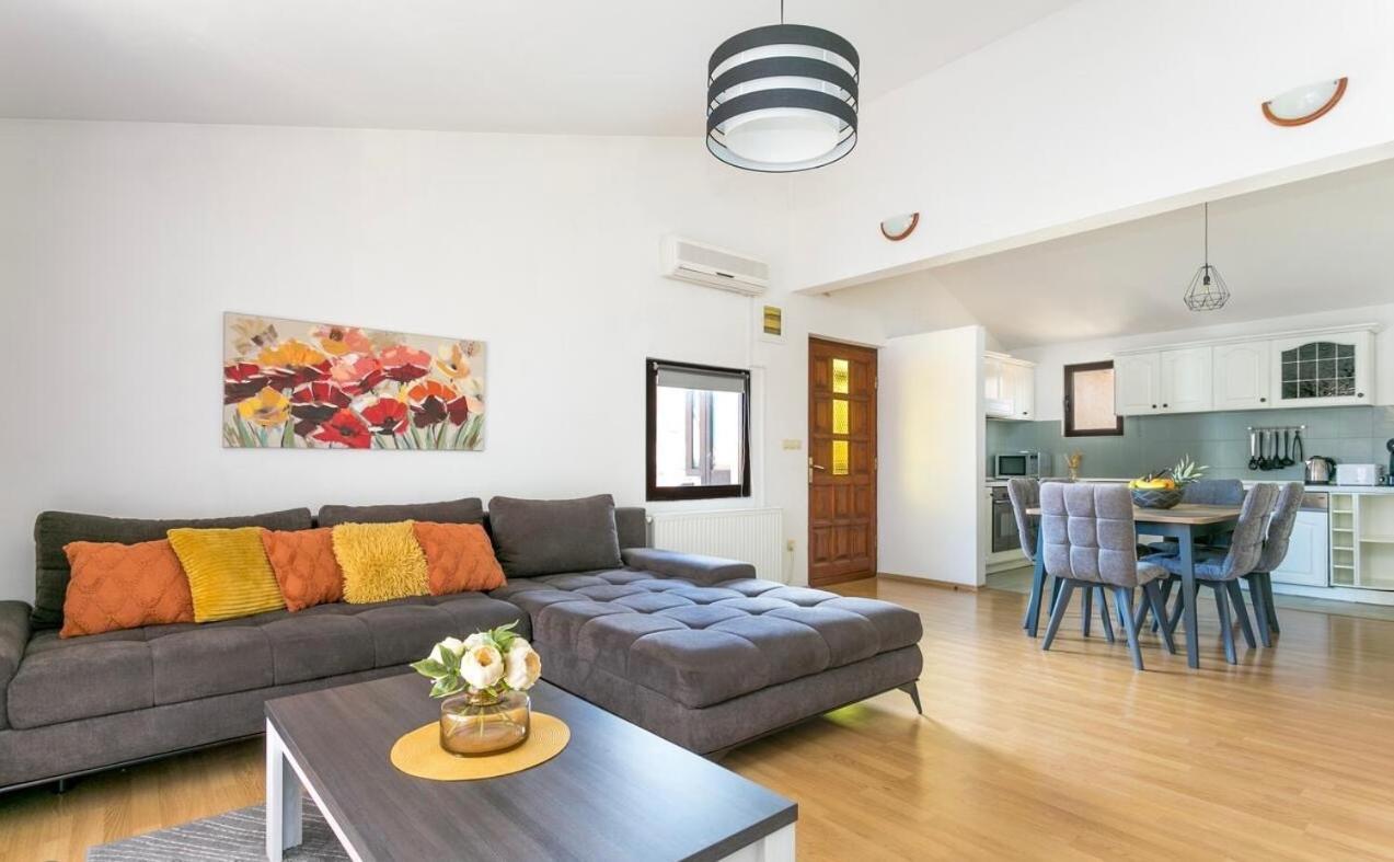 Apartman Bella โตรกีร์ ภายนอก รูปภาพ